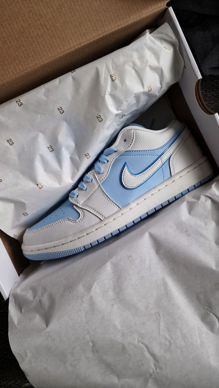 Air Jordan 1 Low SE Reverse Ice Blue - Image 4