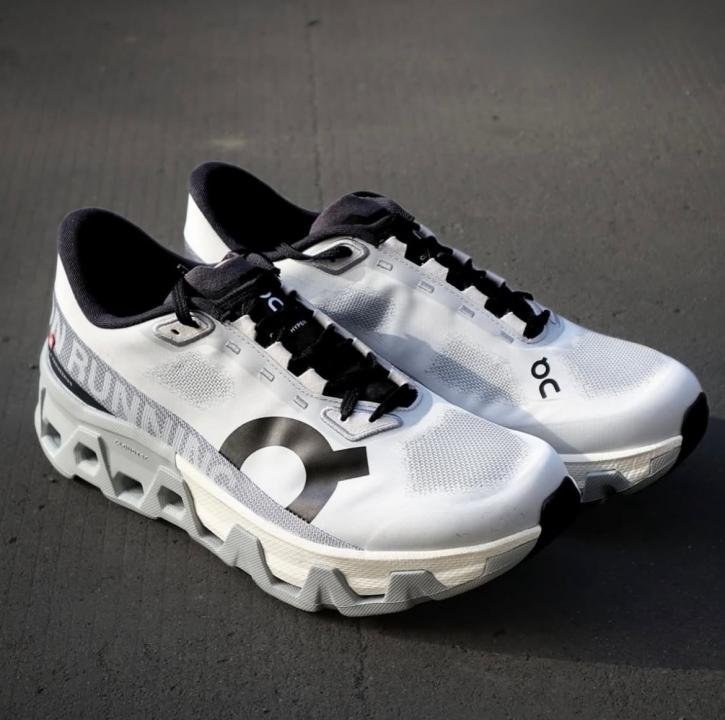 On Cloudmonster Hyper Ivory white Black - Image 2