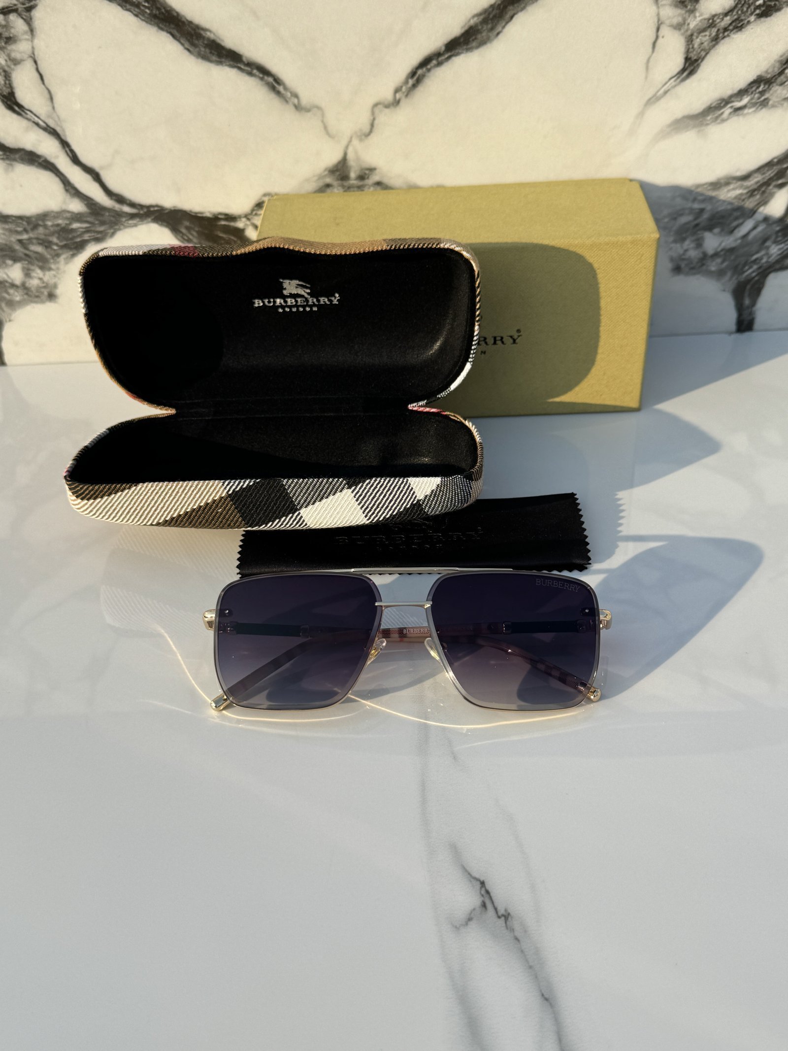 Branded Sunglasses 23066_gold_blackshaded (With Original Kit) - Image 2