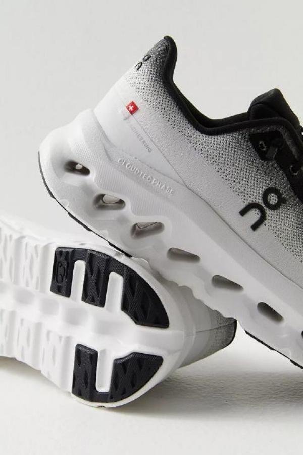 ON CLOUD Running TILT 2.0 BLACK IVORY HP TOP BATCH UA - Image 4