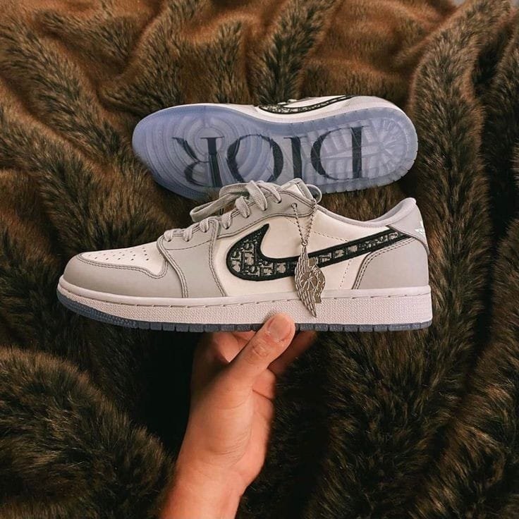 NIKE AIR JORDAN RETRO 1 - Image 2