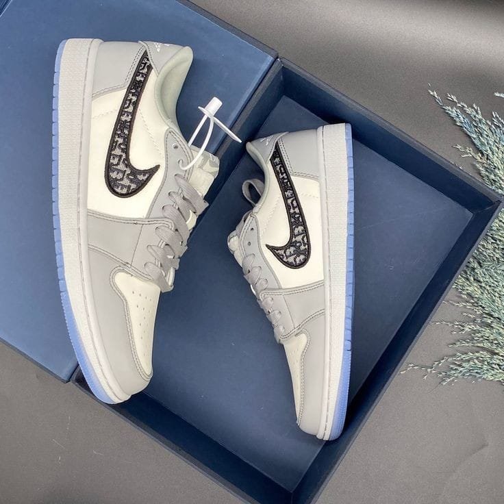 NIKE AIR JORDAN RETRO 1 - Image 4
