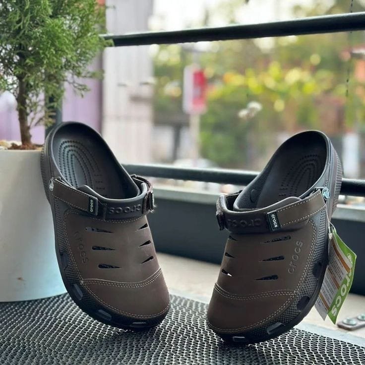 CROCS YUKOON ( BROWN )