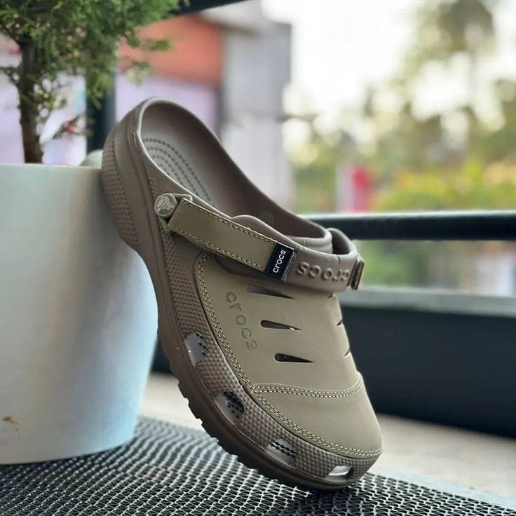 CROCS YUKOON ( BEIGE )