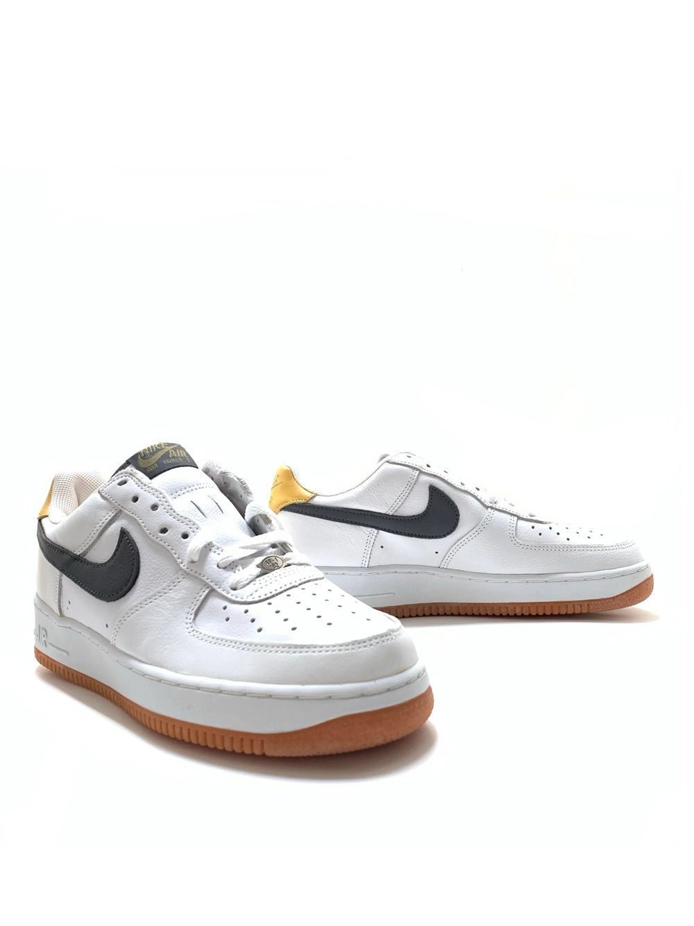 NIKE AIR FORCE 1 07 BLACK GOLD ACCENTS - Image 2