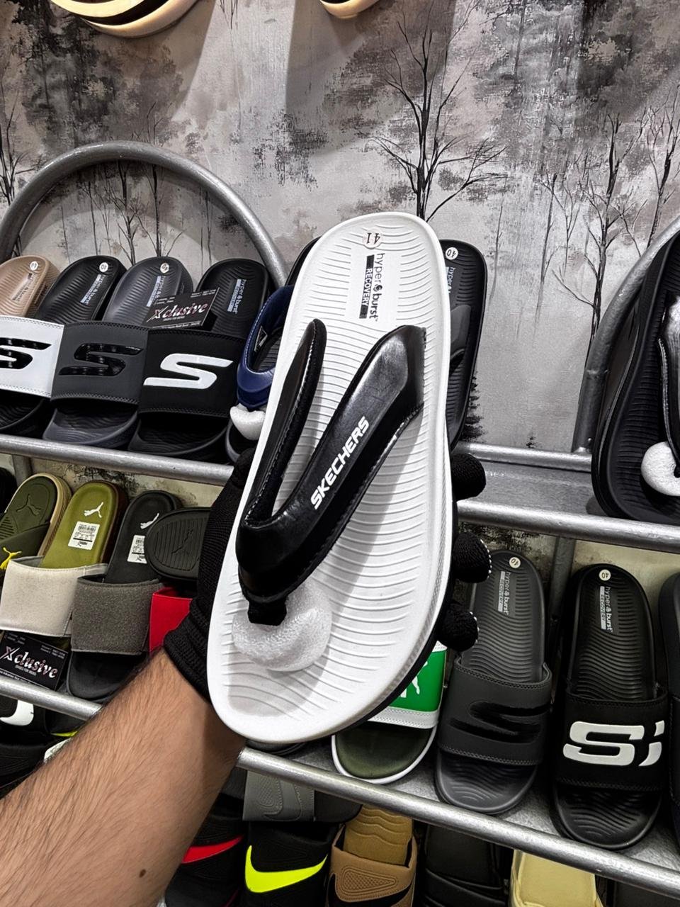 SKECHERS HYPEBURST ULTRA COMFORT.
