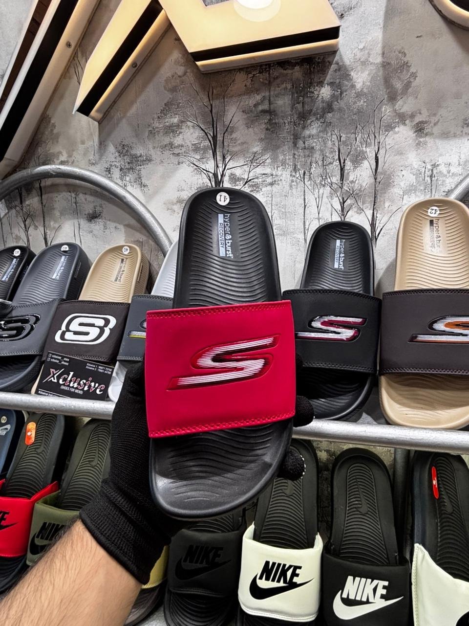 SKECHERS HYPEBURST ULTRA COMFORT.