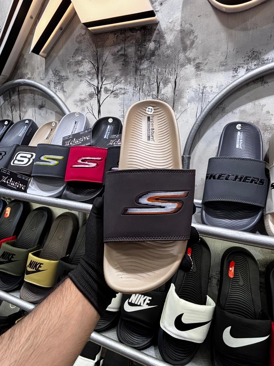 SKECHERS HYPEBURST ULTRA COMFORT.