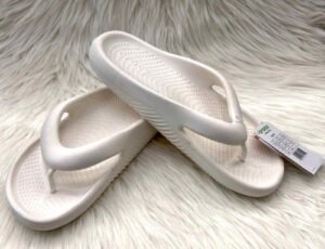 crocss MELLOW RECOVERY FLIP Flops Whites