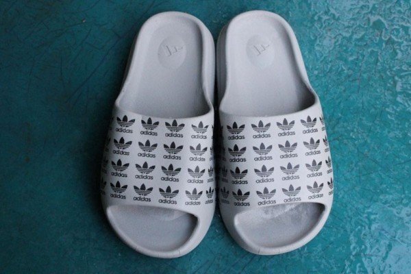 Adida_s Yeezy Slides Logo Pack Grey
