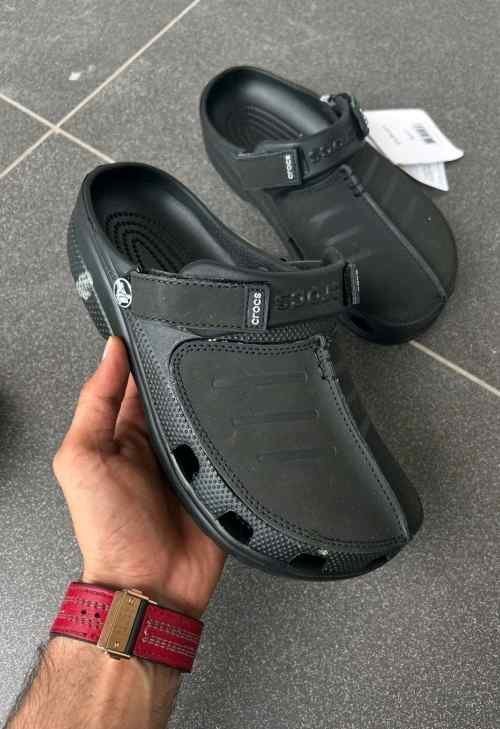 CROCSS YUKON CLOG BLACK - Image 2